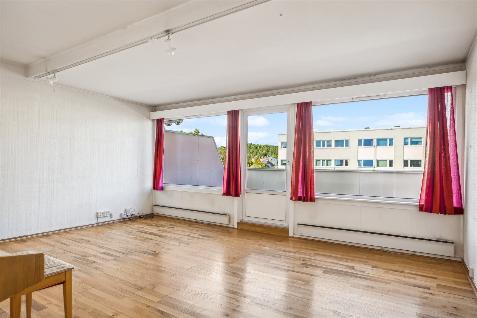 Leiligheten har en stue på ca 21,5 m² med utgang til terrassen som ligger vestvendt. Galleribilde
