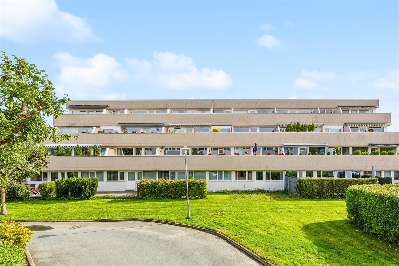 Leiligheten ligger tredje etasje i terrasseblokk oppført ca 1973. Borettslaget ligger nært alle fasiliteter med tilbaketrukket beliggenhet fra vei. Ingen innsyn fra omliggende bebyggelse. Galleribilde