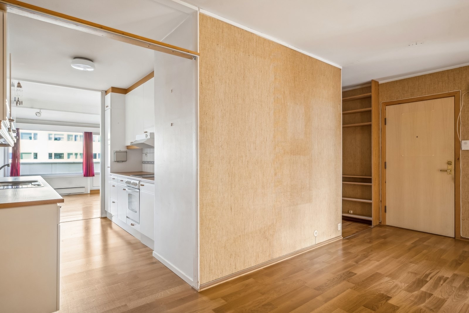 Entréen er ca 15,5 og har parkettgulv og strietapet på vegger. Malt overflate i himling. Her er det plass for spisebord eller for lagring. Galleribilde