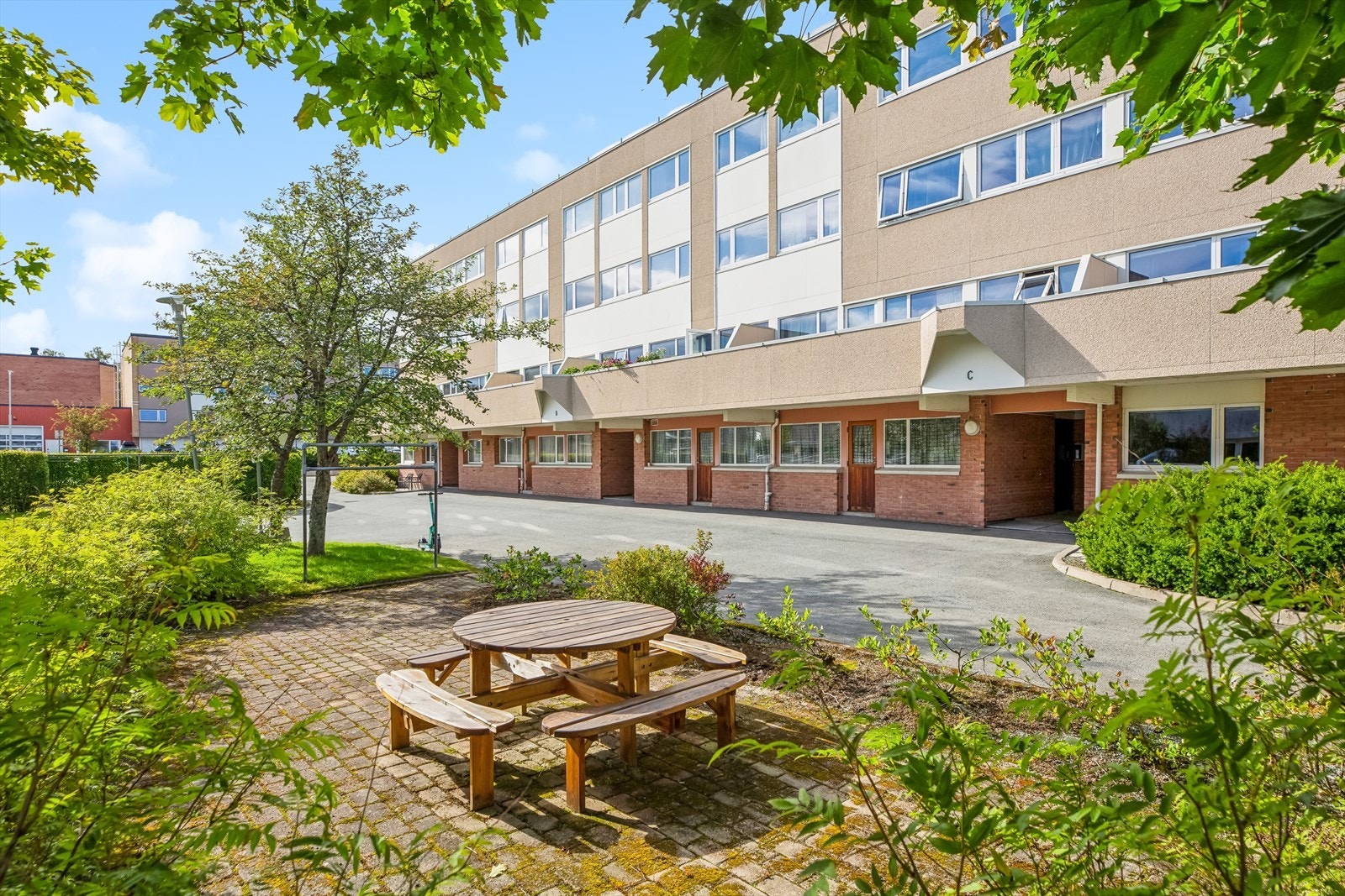 Fra borettslagets felles utearealer. Det er felles sykkelrom, vaskerom i fellesareal i 1. etasje. Galleribilde