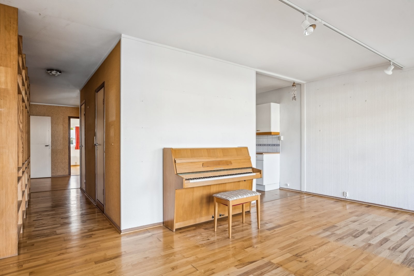 Leiligheten har behov for oppussing for å nå dagens krav til standard. Det er mur i etasjeskillet og veggene mot naboene er murvegger. Leiligheten er gjennomgående i bygget og man har stue på en ende og soverommene på andre enden. Galleribilde