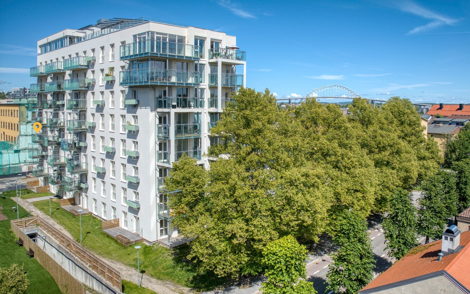 Mye grøntområder rundt leilighetene, noe som er bevisst for å skape nærhet til naturen. Galleribilde