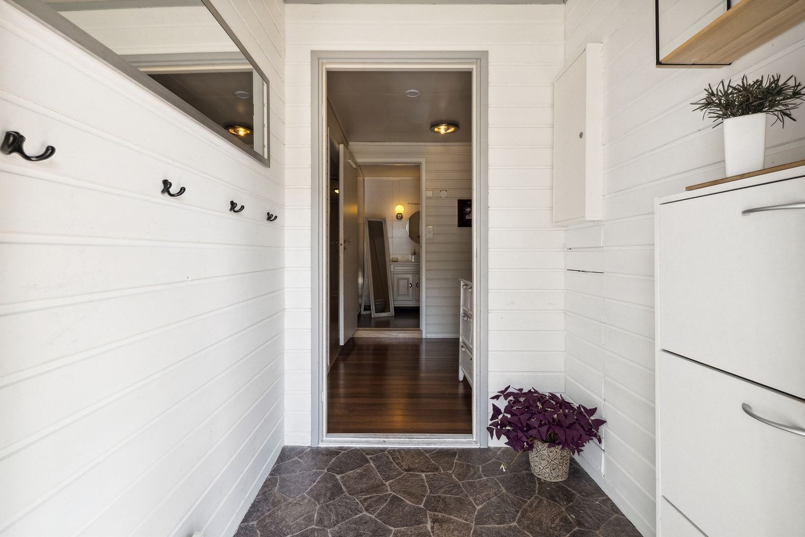 Entré med plass til å sette fra seg sko og yttertøy Galleribilde