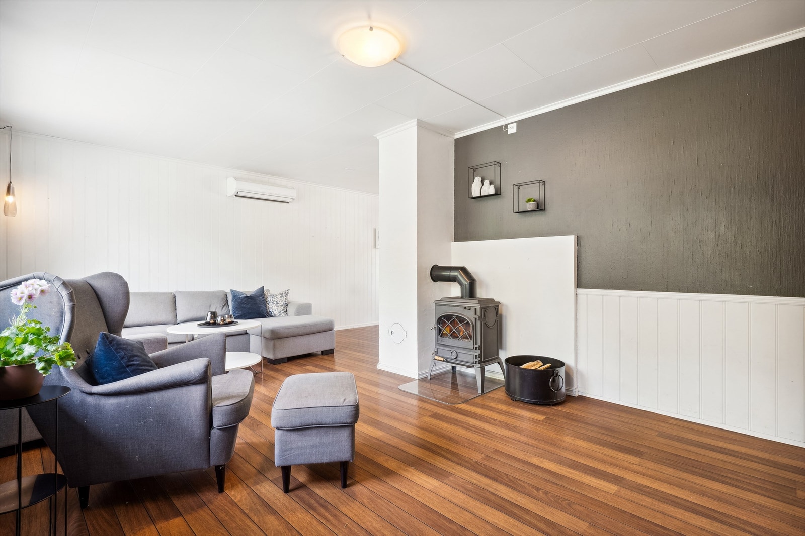 Det er vedovn i tillegg til varmepumpe for jevn og god varme Galleribilde