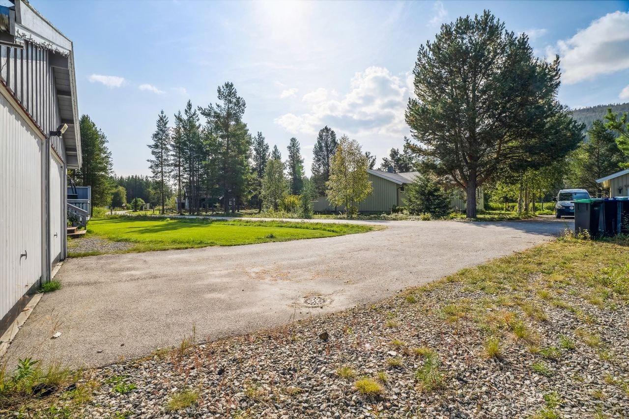 På eiendommen er det dobbel garasje med bod og vedskjul Galleribilde