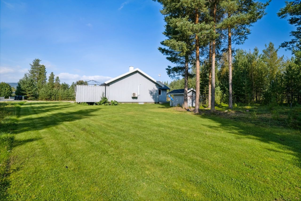 Romslig tomt. Areal bak boligen er fellesareal og eies av kommunen. Galleribilde