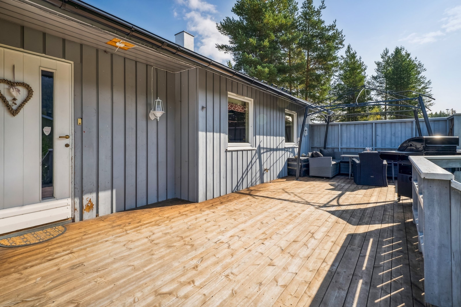 Terrasse med inngangsparti Galleribilde