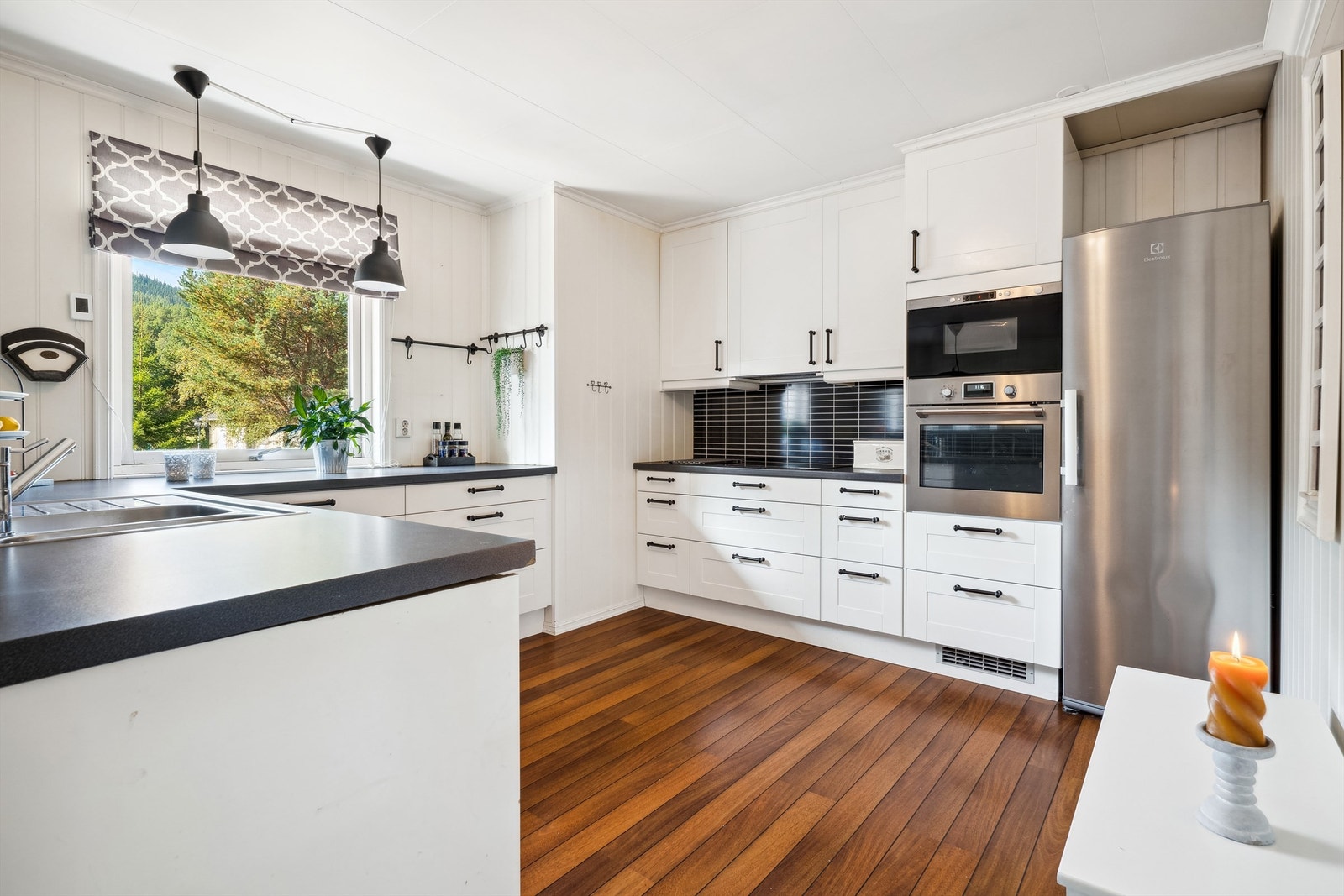 Kjøkkenet har integrerte hvitevarer som koketopp, stekeovn og micro. Plass til oppvaskmaskin og kjøleskap Galleribilde