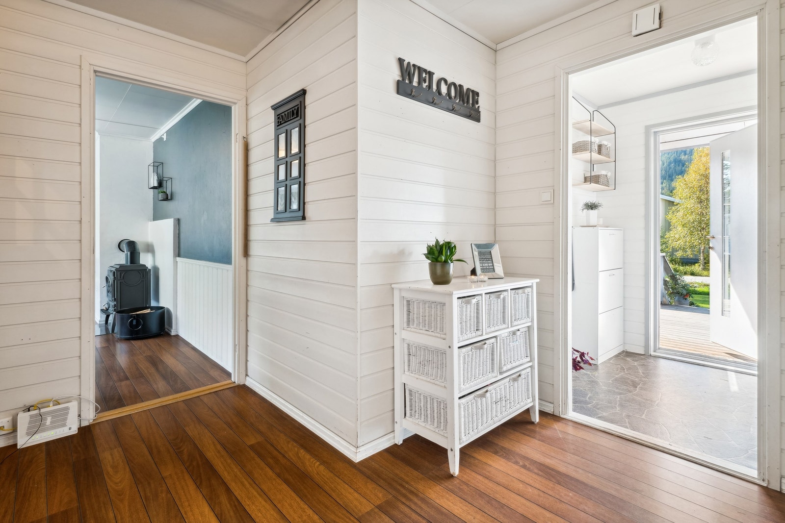 Videre kommer du inn i gangen hvor du finner stuen og kjøkken til høyre, og soverom og bad/vaskerom til venstre Galleribilde