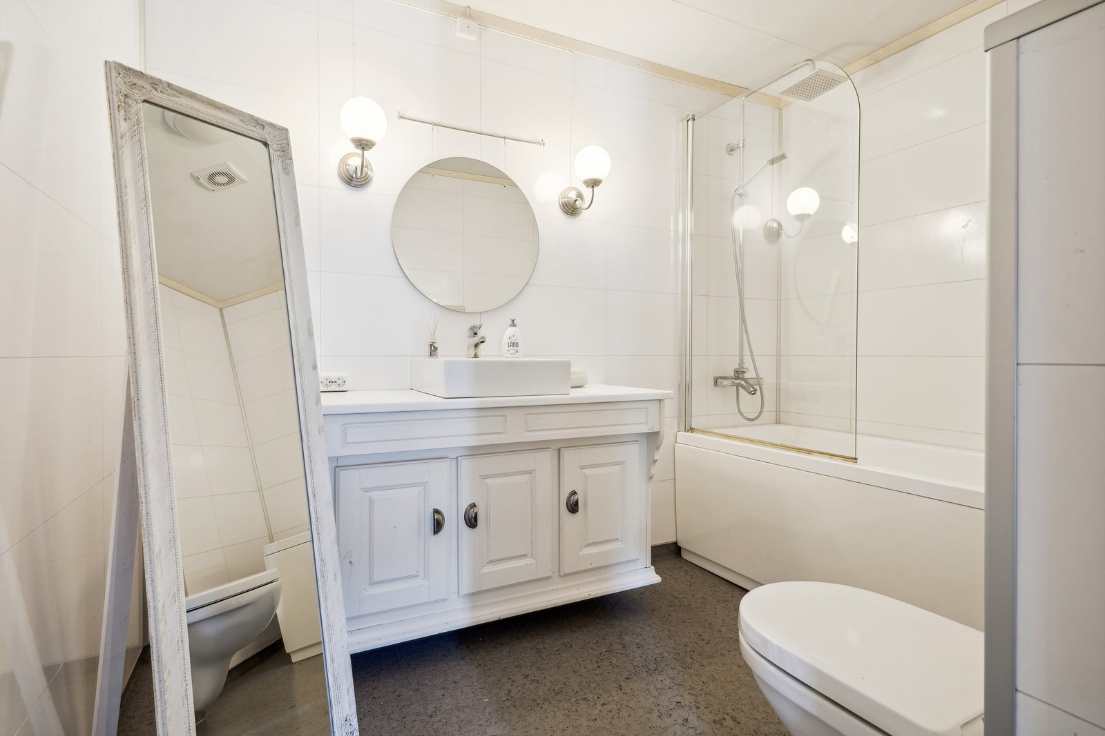 Badet har belegg med elektriske varmekabler på gulv og baderomsplater på vegger Galleribilde