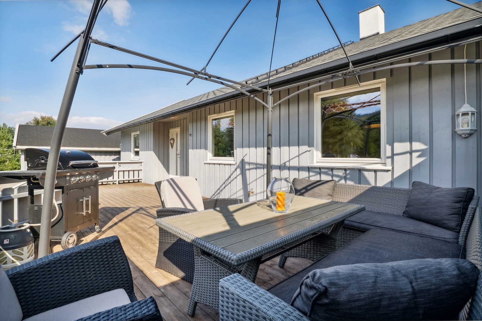 Romslig terrasse med fin plass til utemøblement Galleribilde