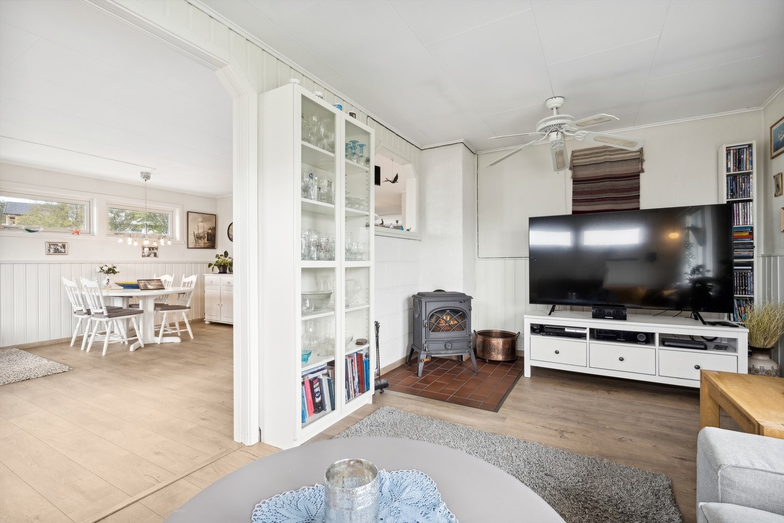 Boligen varmes opp av vedovn fra 2007 og elektrisk varme. Galleribilde