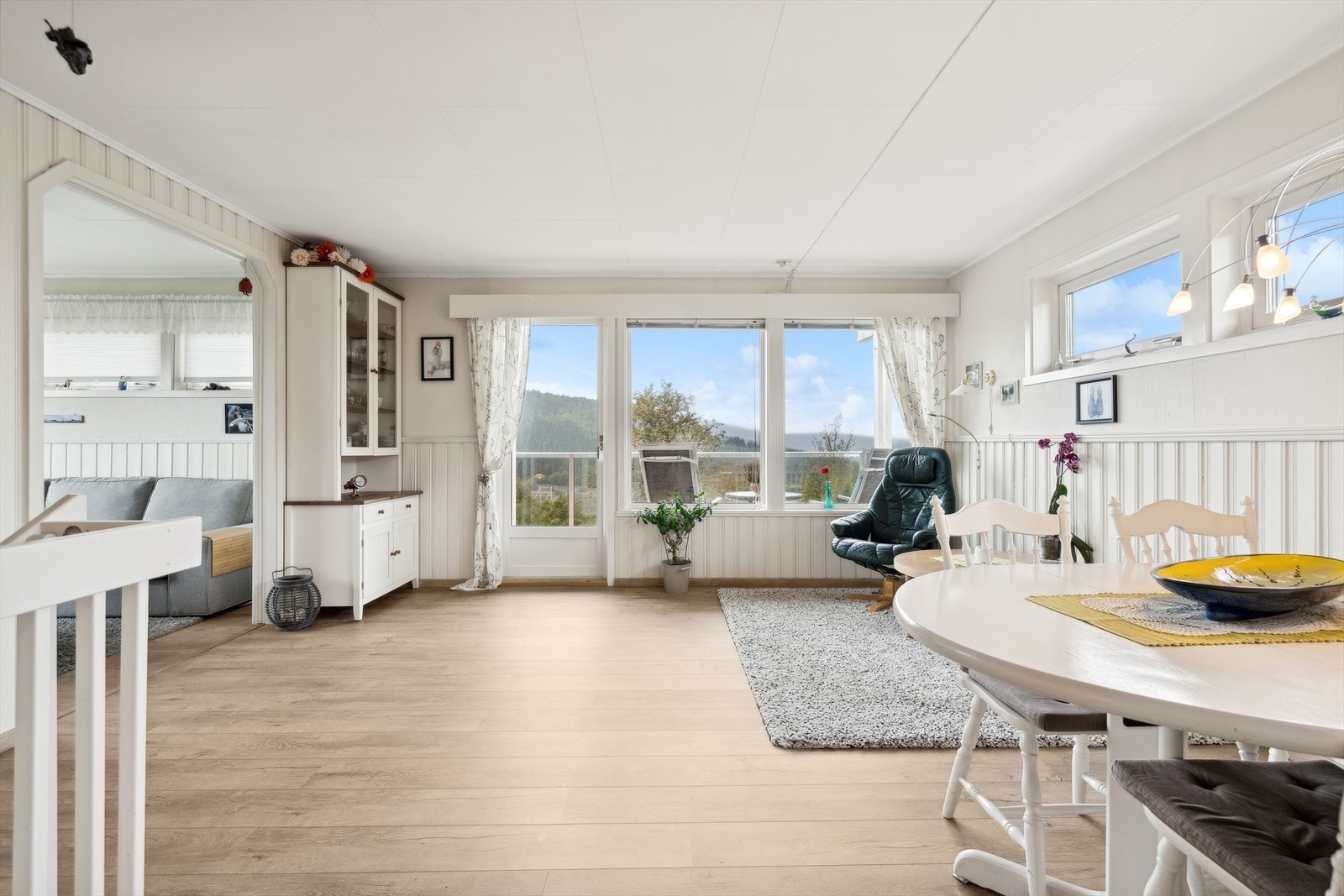 Vinduer i alle himmelretninger som gir godt med naturlig lys inn i hjemmet. Galleribilde