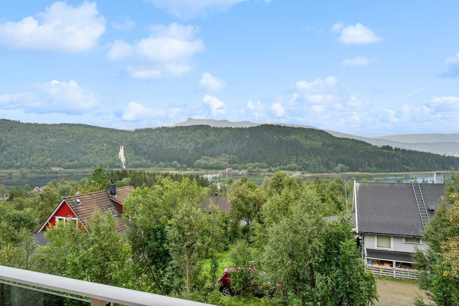 Svært gode solforhold på balkongen. For øvrig Presteid Båthavn like nedenfor boligen. Galleribilde