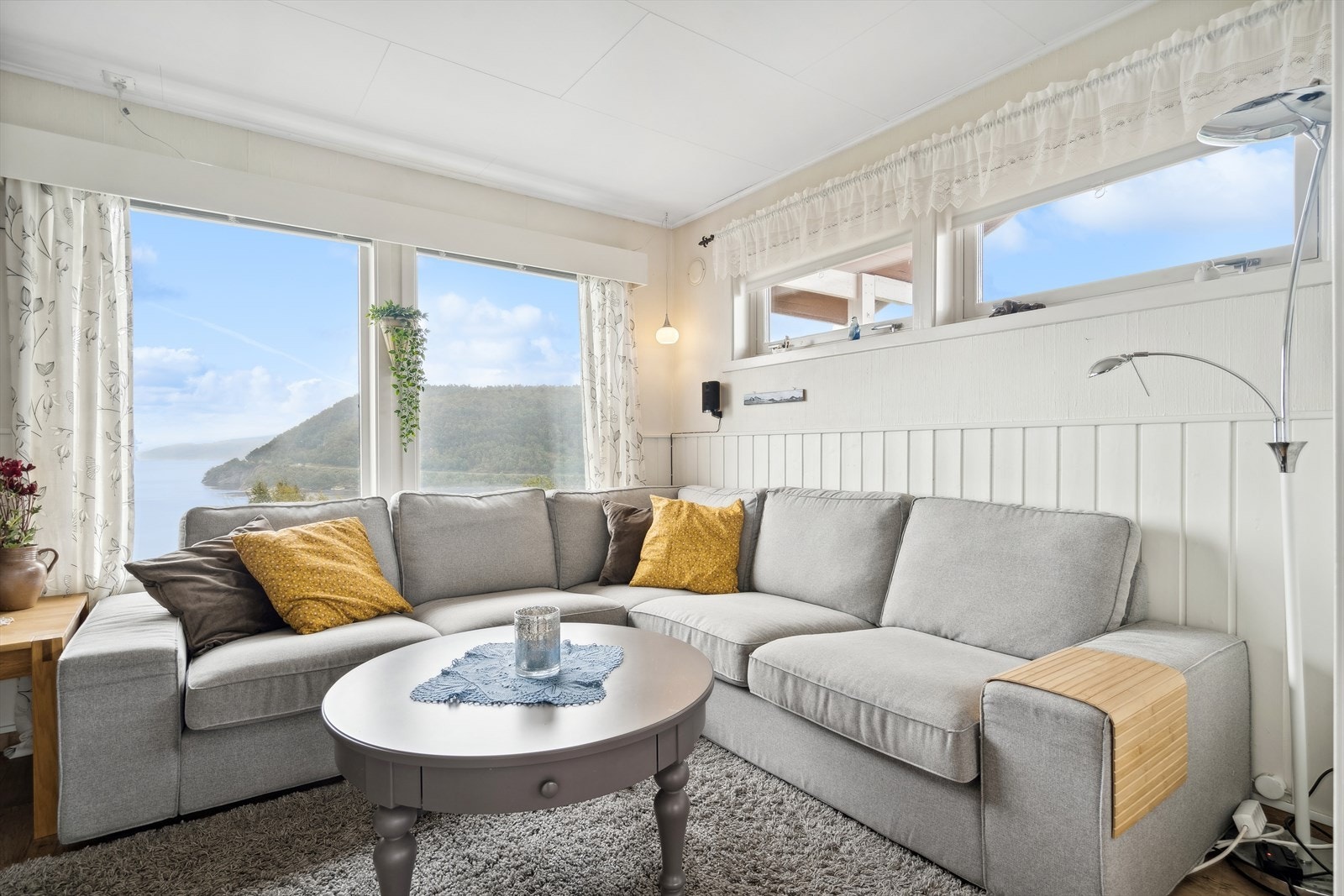 Tv-krok med flott utsikt utover Presteidfjorden. Galleribilde