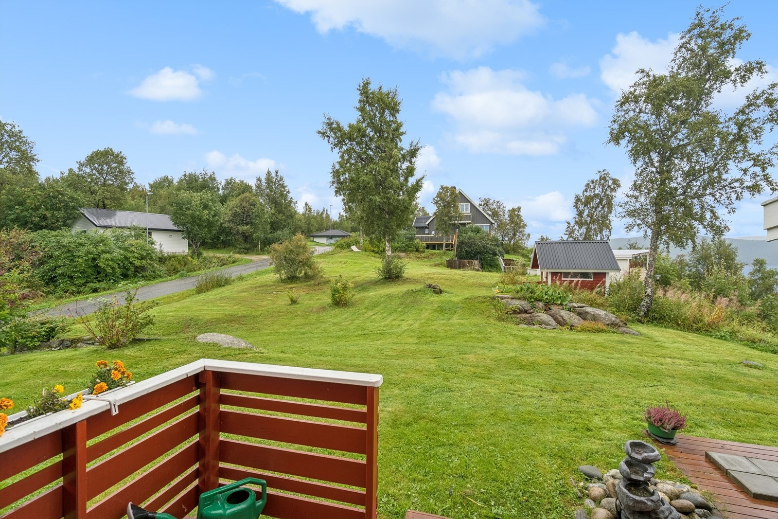 Svært flotte uteområder med sol hele dagen. Galleribilde