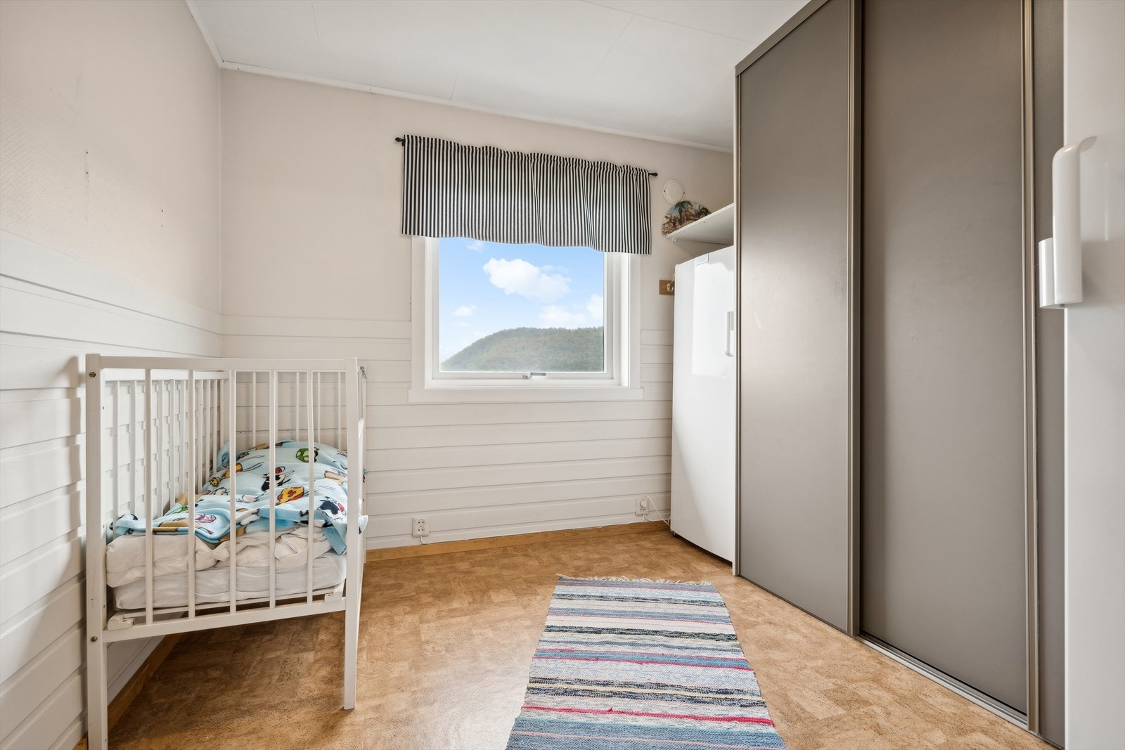 Soverom 2. Det er plassbygget skyvedørsgarderobe på begge soverommene i 1. etasjen. Galleribilde