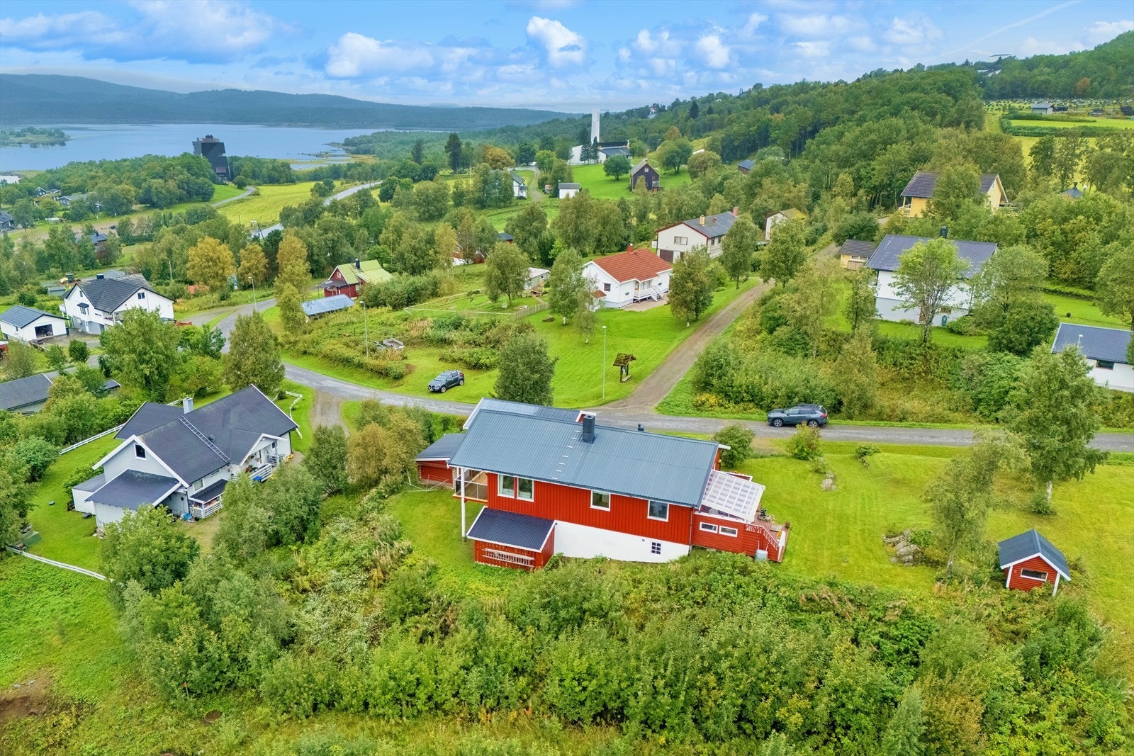 Etablert og barnevennlig boligområde. Hamsunsenteret nede til venstre i bildet. Huser forskjellige utstillinger, samt kafé. Galleribilde