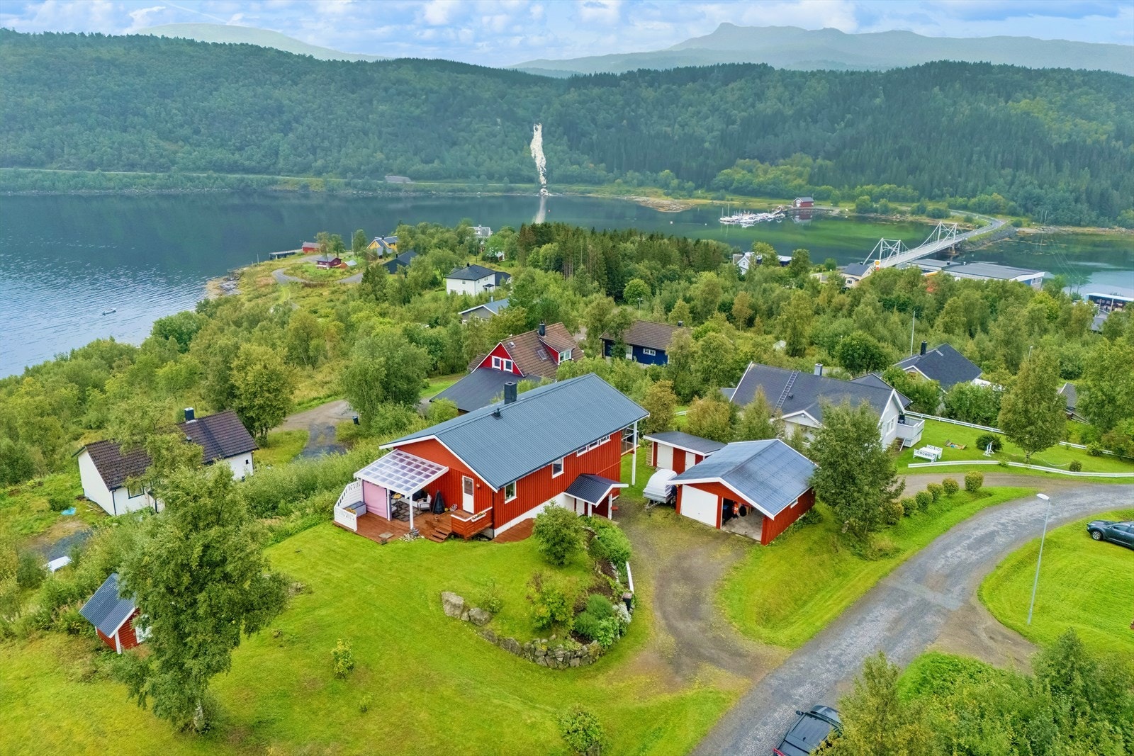 Parkering i garasje og egen oppstillingsplass på tomt. Galleribilde