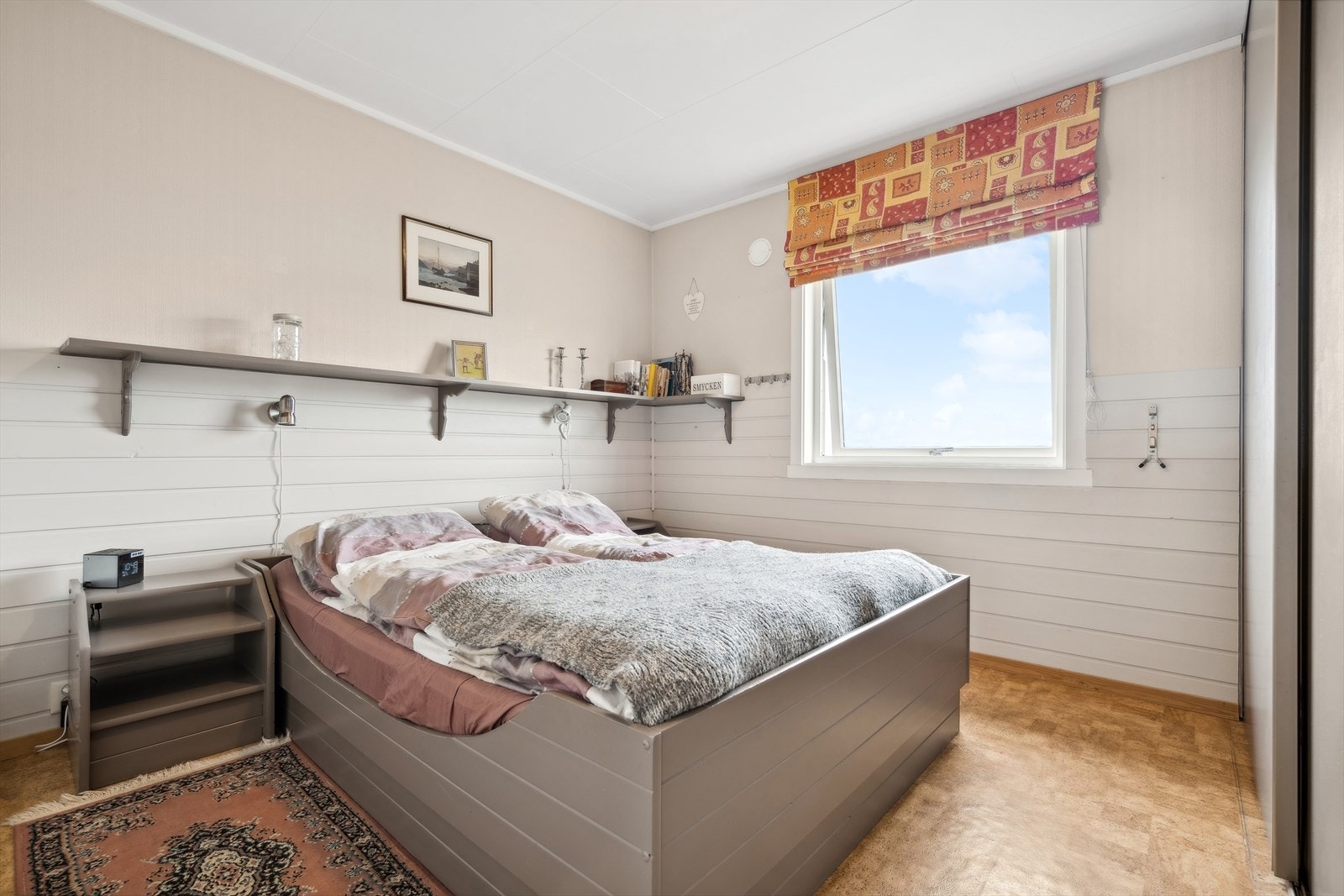 Soverom 1 befinner seg like ved badet og er av god størrelse. Galleribilde