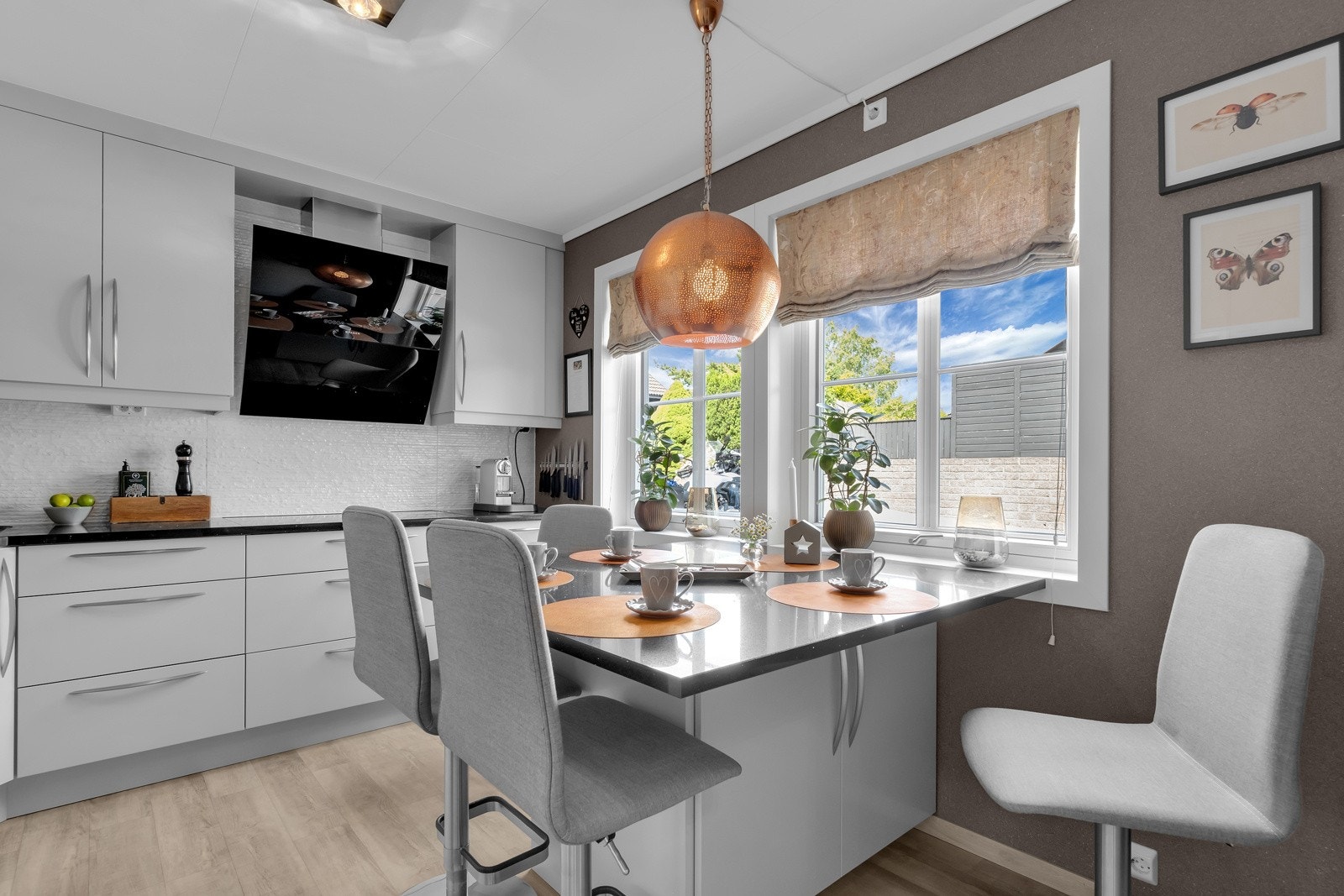 Med god skap og benkeplass, samt oppbevaring under kjøkkenøy. Galleribilde