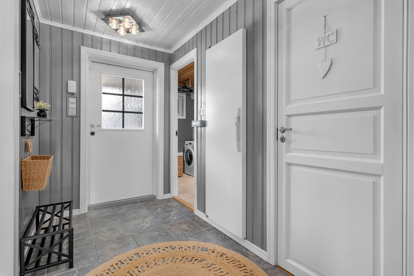 I gangen vis-à-vis kjøkkenet er det eget kjølerom (med nytt aggregat fra 2023). Galleribilde