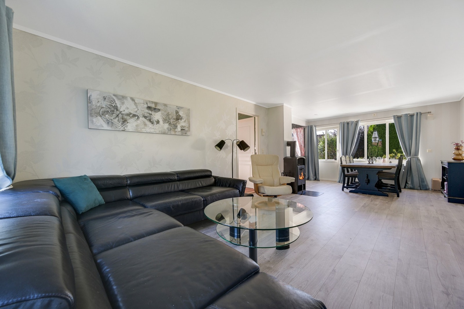 Stue med peis ovn og utgang til solrik terrasse/hage. Galleribilde