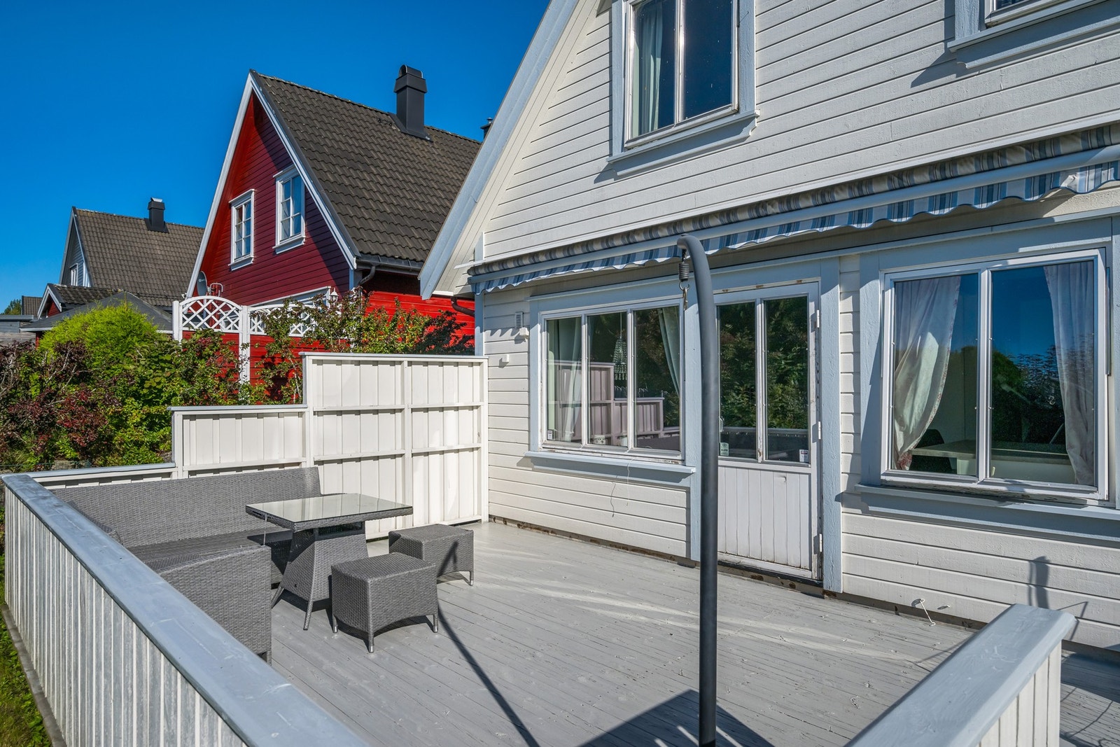 Solrik sørvestvendt terrasse. Galleribilde