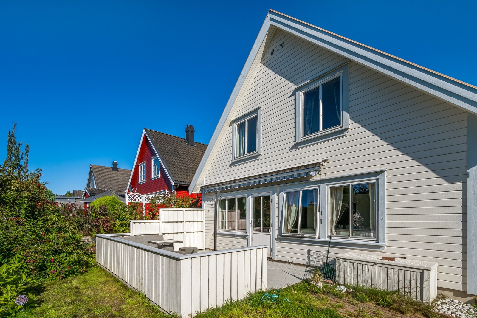 Solrik sørvestvendt terrasse. Galleribilde