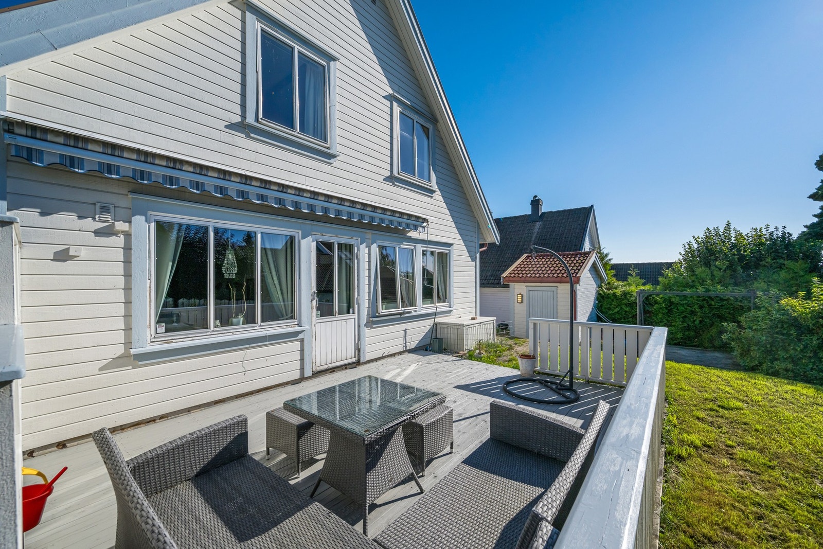 Solrik sørvestvendt terrasse. Galleribilde