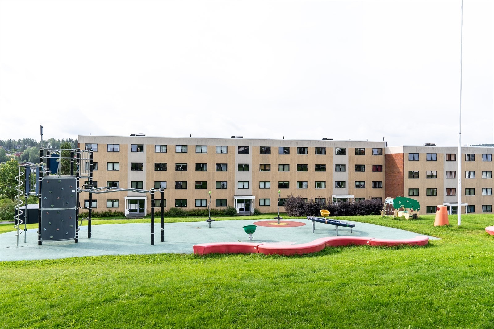 Borettslaget er del av et større sameie som har flott opparbeidet uteområde med lekeplass, sittegrupper, asfalterte internveier, grøntareale, parkeringsplass og garasjehus. Galleribilde