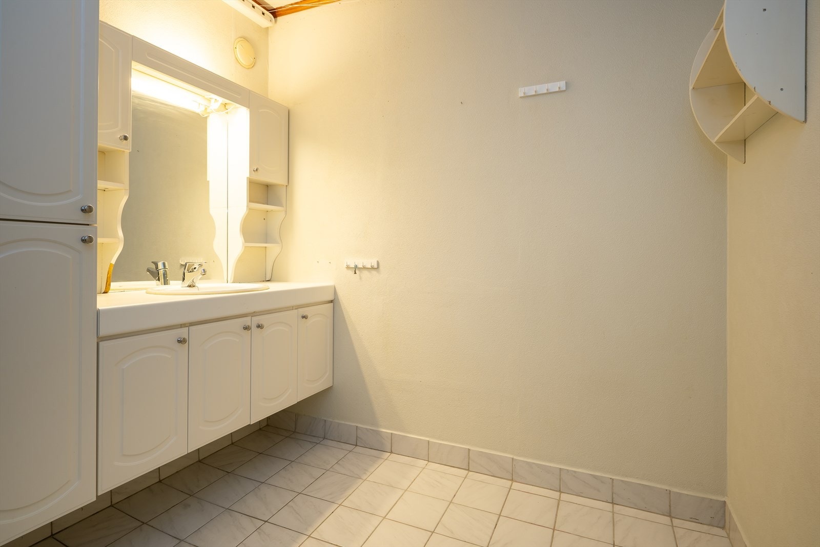 Badet er av god størrelse og har flislagt gulv. Galleribilde