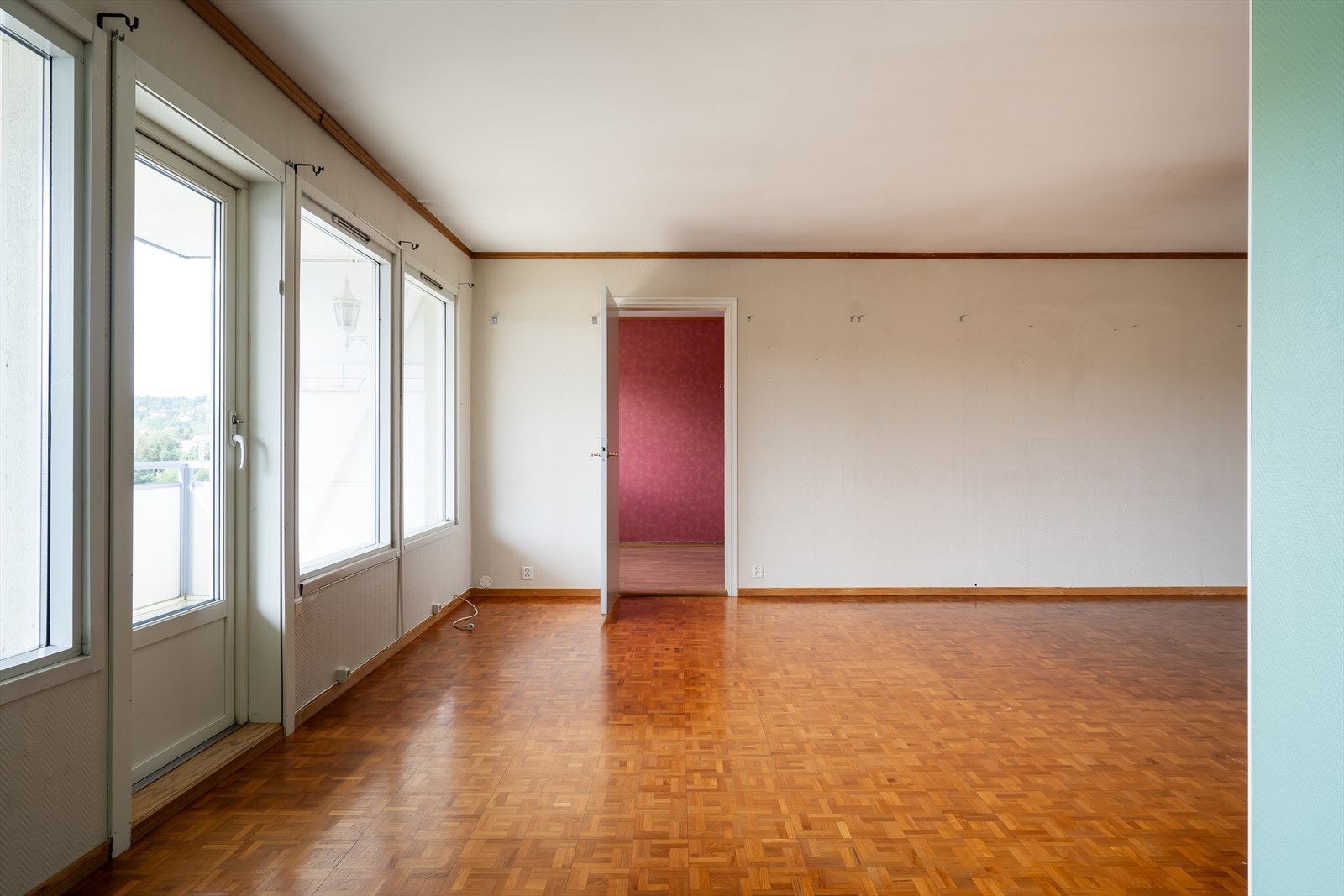 Stuen er har god størrelse og kan naturlig deles inn i soner for sofa- og spisegruppe. Galleribilde
