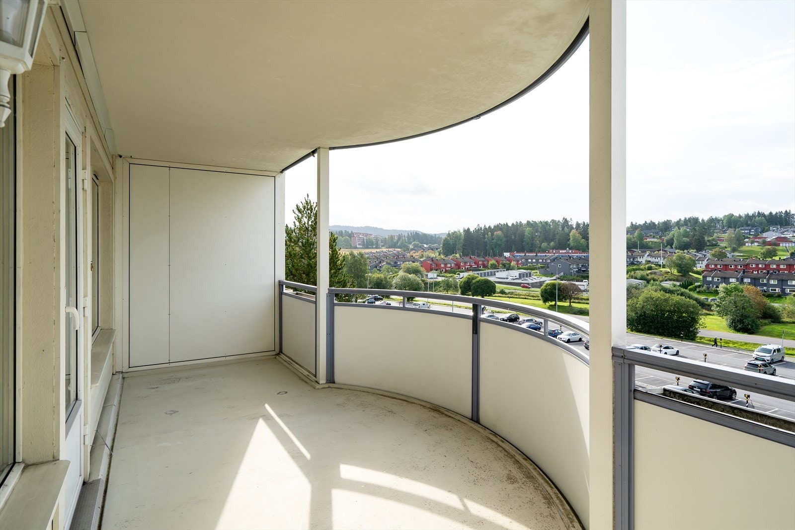 Leiligheten har flott sydvendt terrasse uten innsyn og gode solforhold. Galleribilde