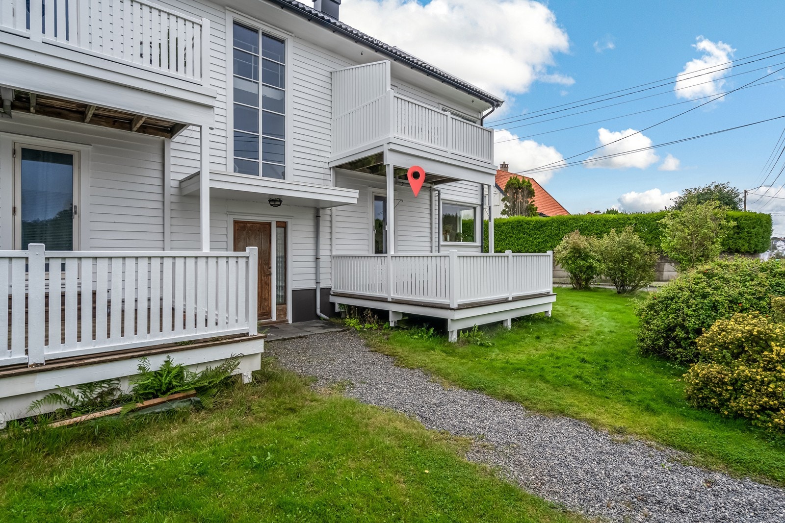 Lett adkomst og pene utearealer Galleribilde