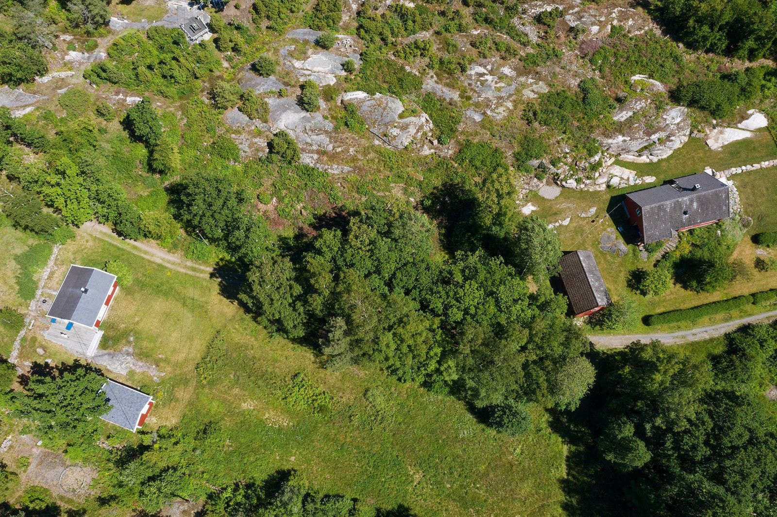 Tomten er på 1102 kvm og har en sentral beliggenhet på Veierland Galleribilde