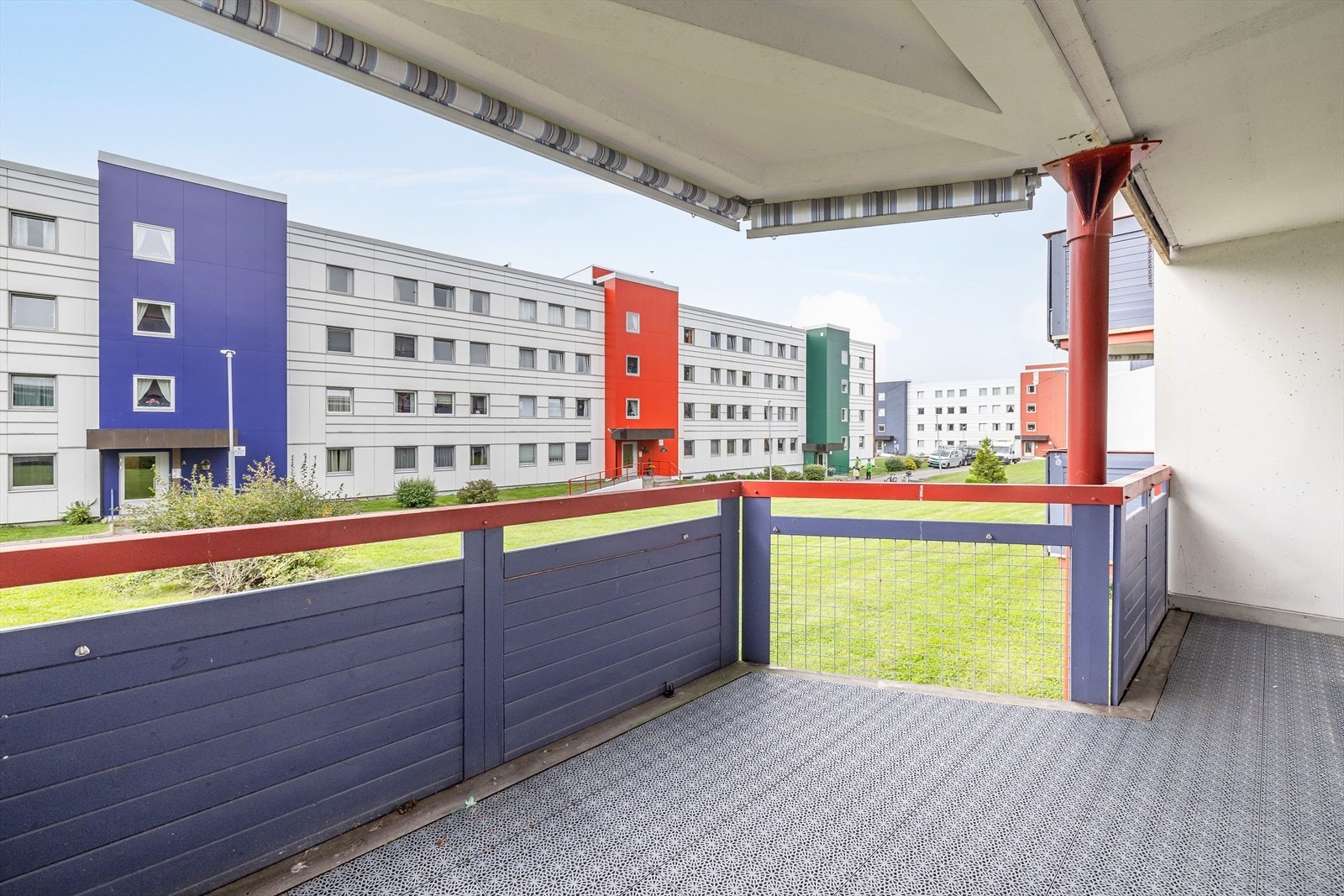 Balkongen er overbygget, har plastikkfliser på gulv og god plass til sittegrupper. Galleribilde