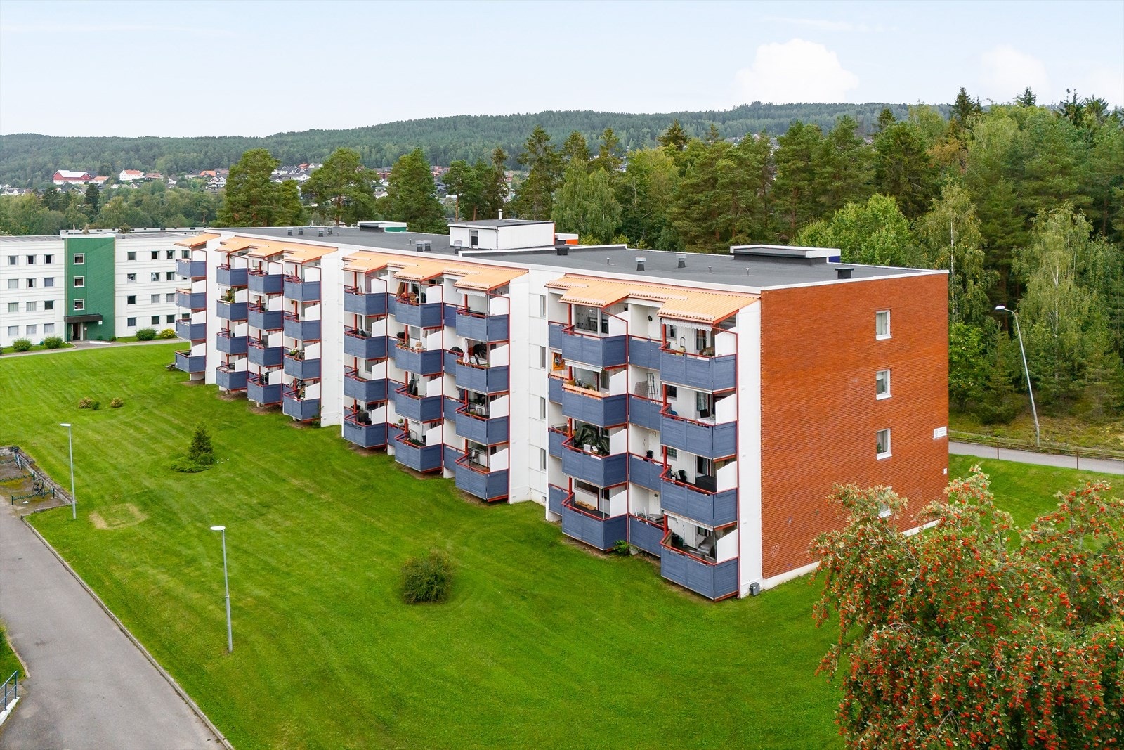 Leiligheten ligger på Hamar Vest, med de viktigste servicefunksjonene like i nærheten, samt flotte turområder langs Mjøsa og i Furuberget. Kun noen meter fra utgangsdøren ligger Storhamarsenteret. Galleribilde