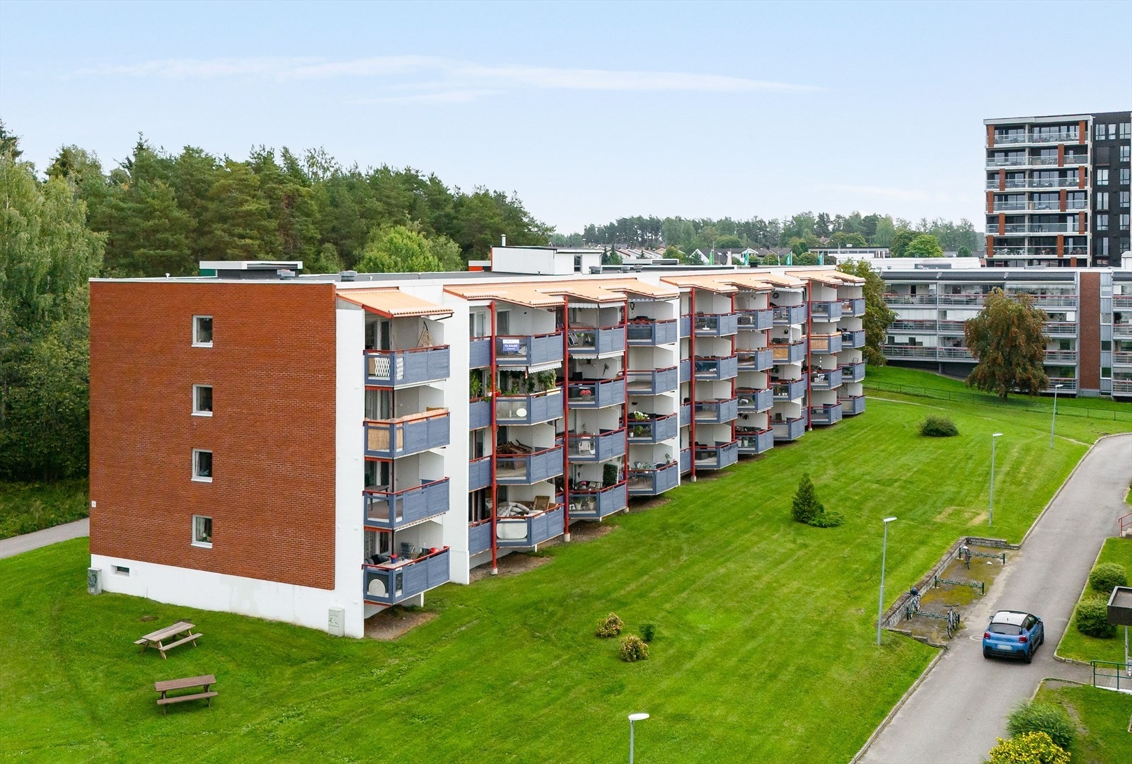 Stor og lys 2-roms andelsleilighet som anses som et oppussingsobjekt med behov for moderniseringer. Galleribilde