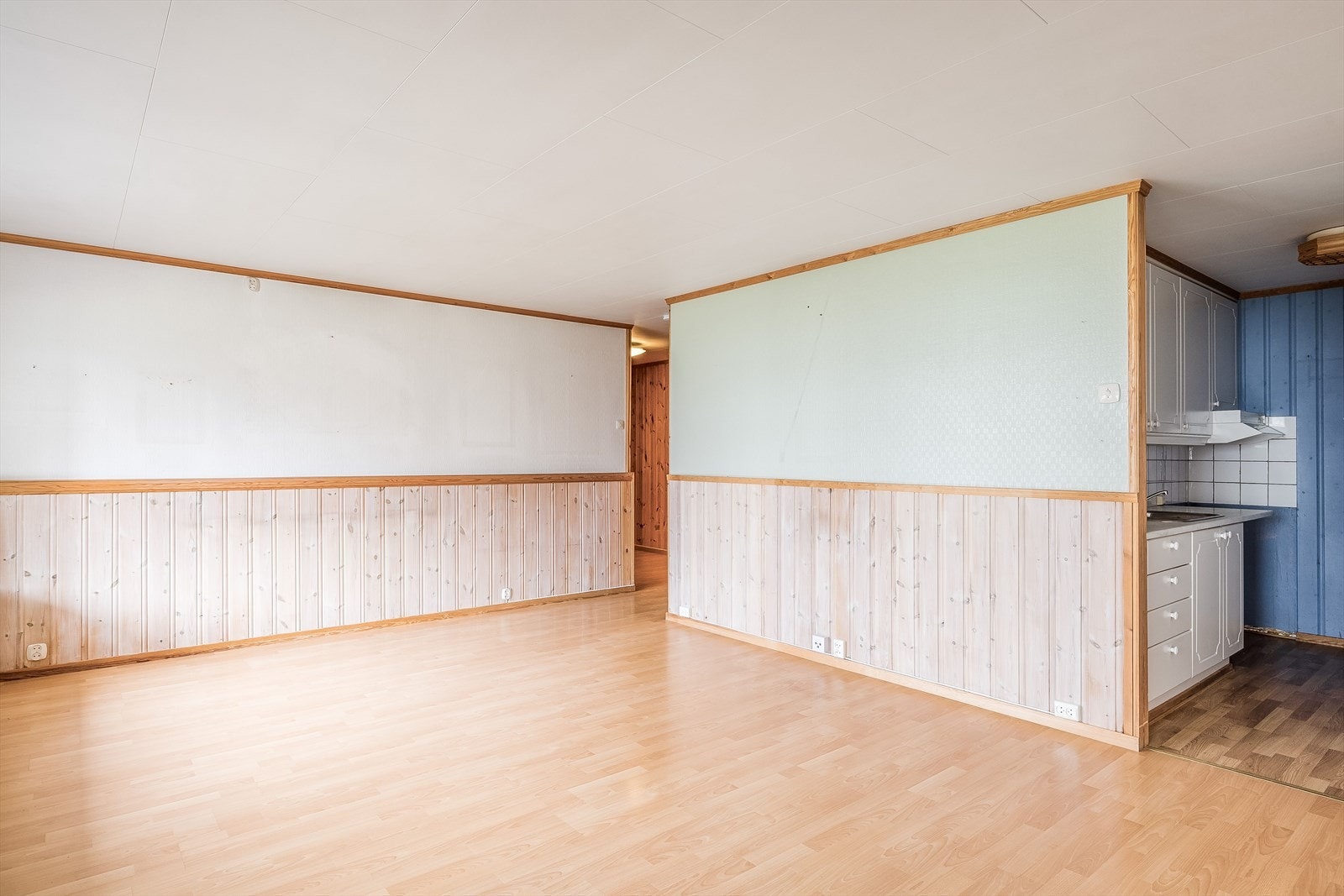 Kjøkkenet ligger i en fin delvis åpen løsning med stuen, adskilt og samtidig åpent og sosialt. Galleribilde
