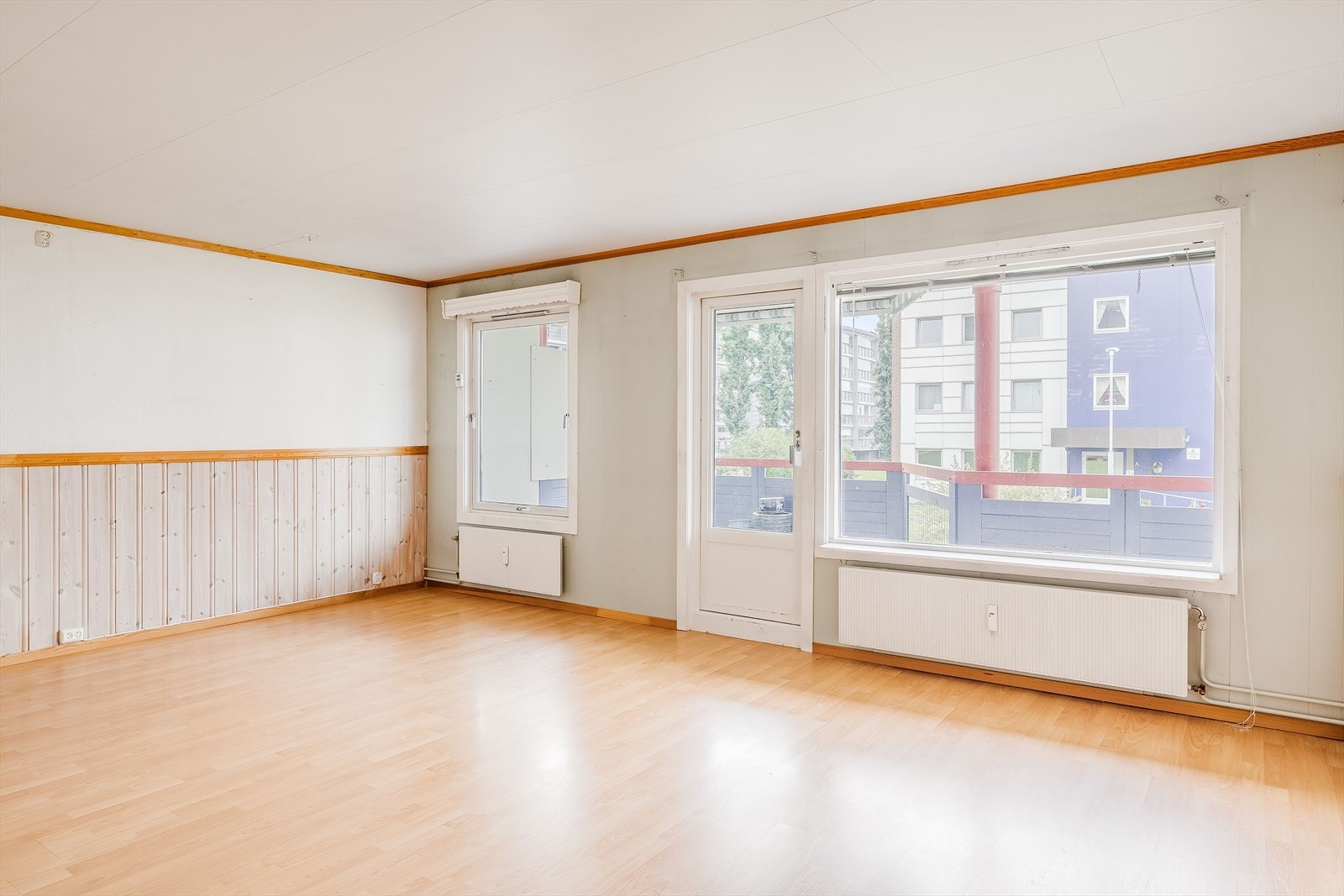 Stuen har flere store vindusflater som slipper inn rikelig med naturlig lys. Galleribilde