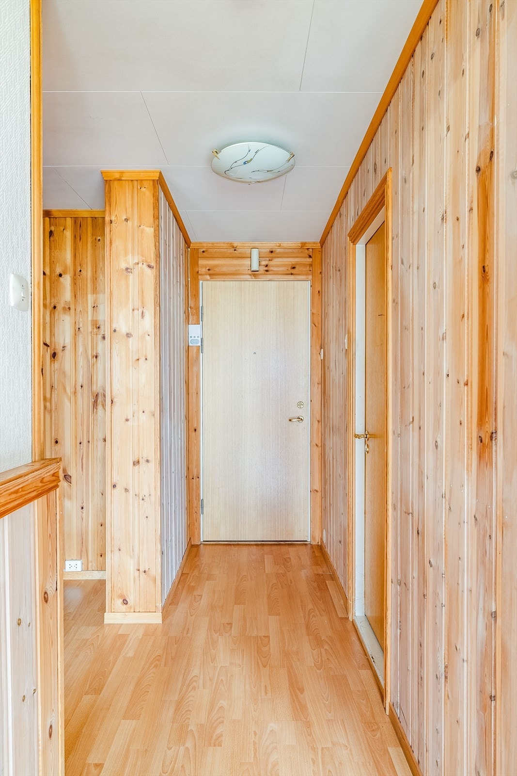 Når du entrer leiligheten kommer du inn i en praktisk entré. Galleribilde