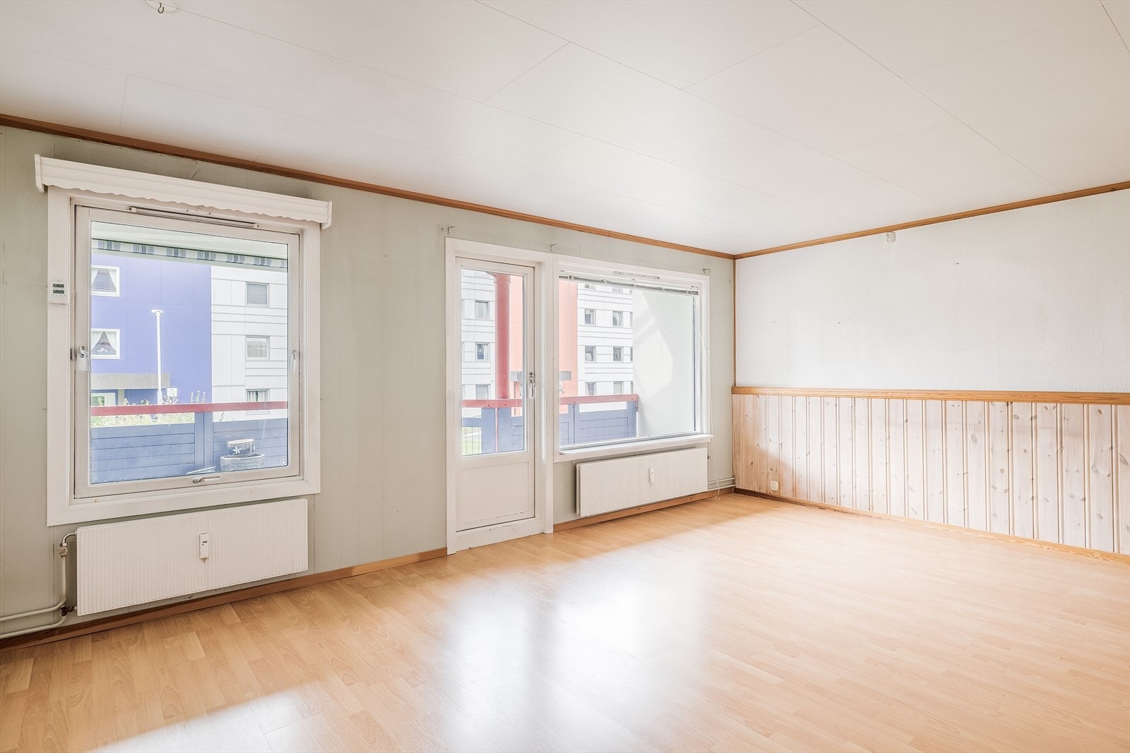 Leiligheten holdes god og lun på vinterstid med fjernvarme til radiatorer. Både á-konto fjernvarme, T-We boks og fiberbredbånd er inkludert i felleskostnadene. Galleribilde