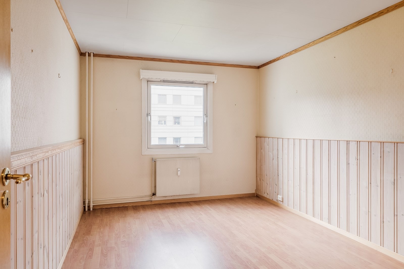 Lyst og romslig soverom med stor vindusflate. Galleribilde