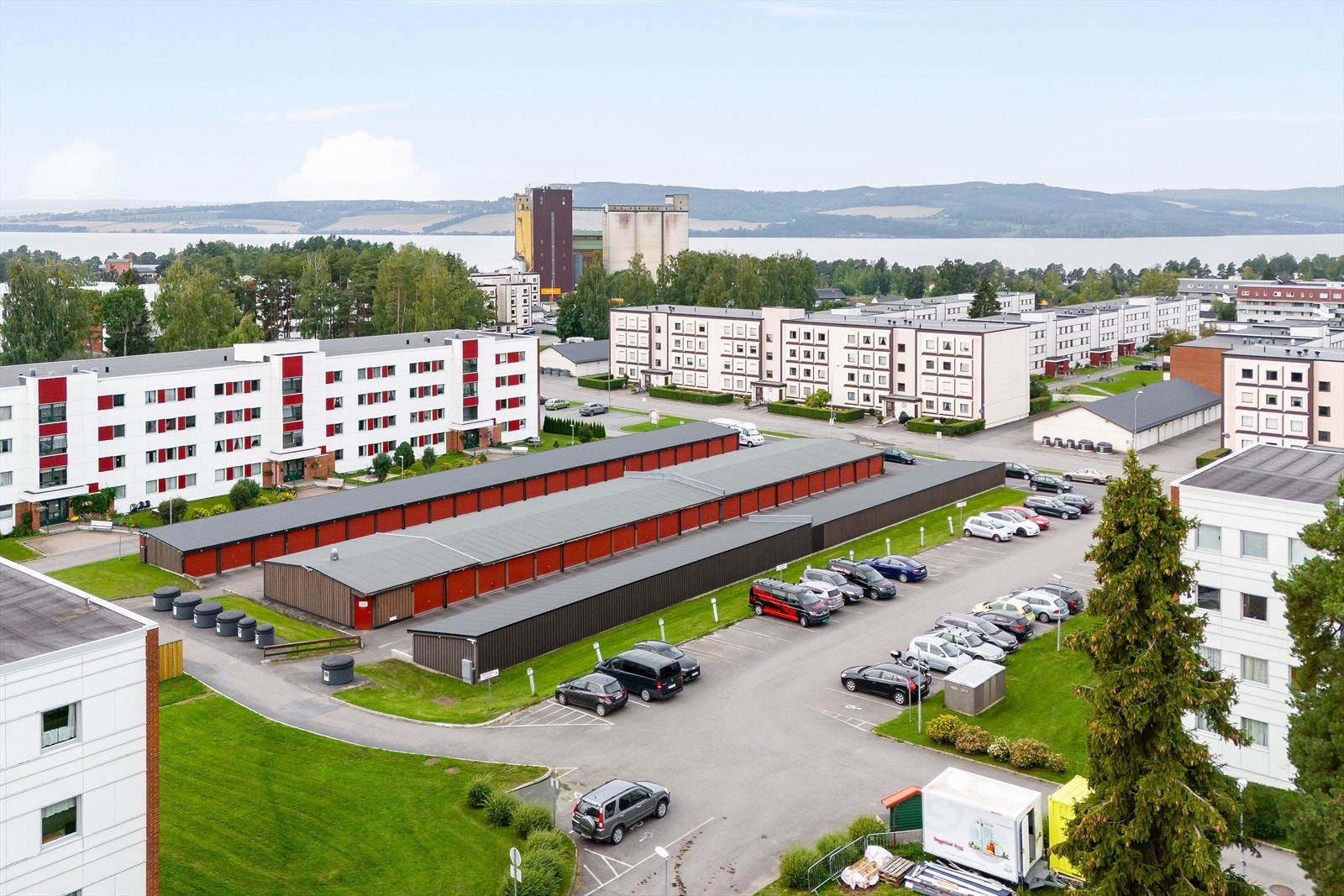 Veldrevet borettslag med god vedlikeholdshistorikk og flere garasjer som leies ut til etter venteliste. Galleribilde