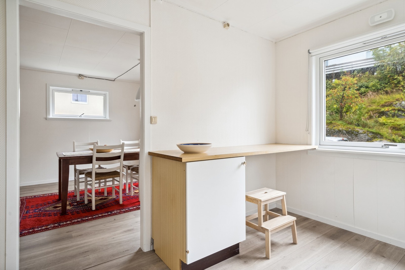 Kjøkkenet ligger like ved spisestuen Galleribilde