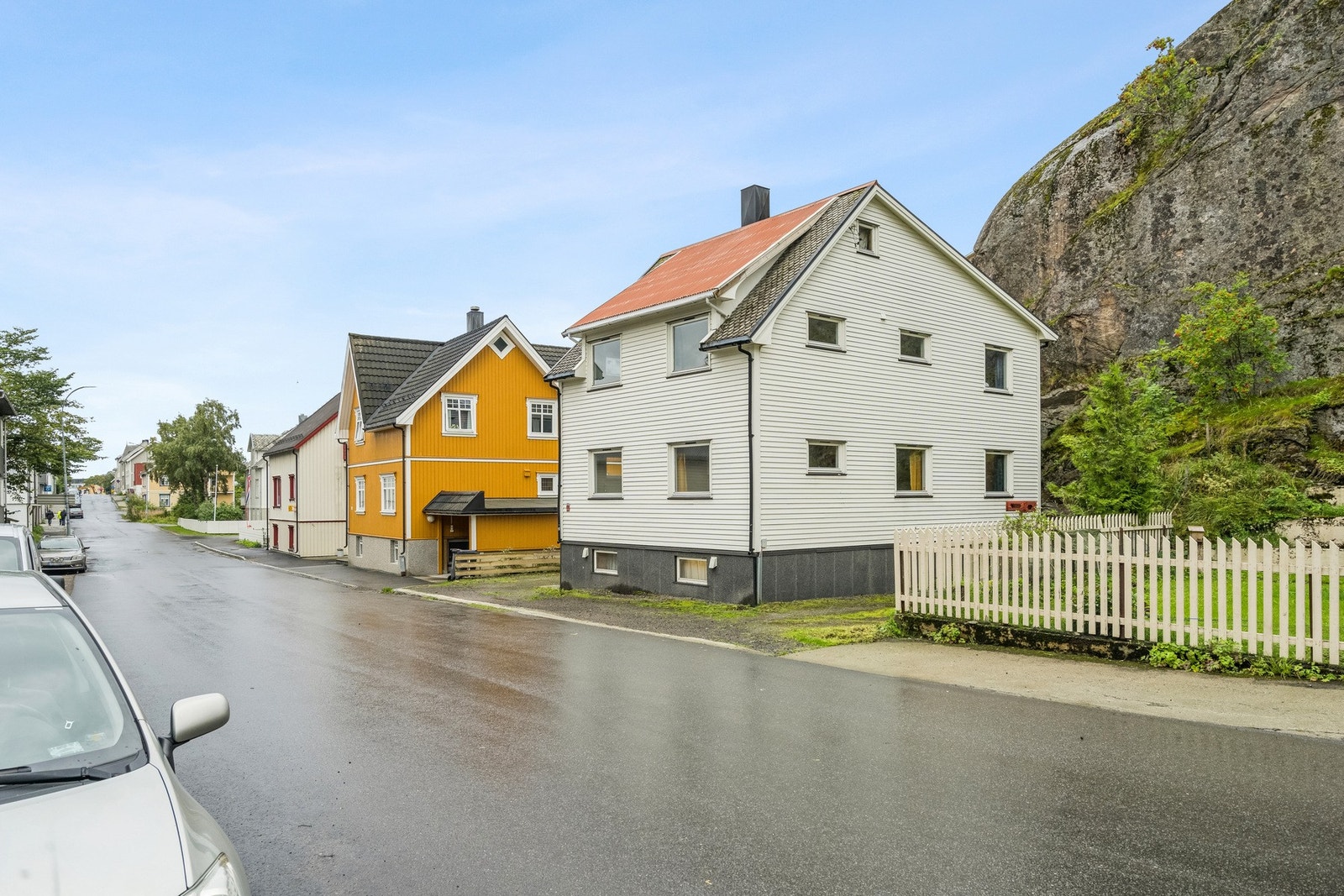 Eiendommen ligger i sentrum av byen, og har gode parkeringsmuligheter på hver side Galleribilde