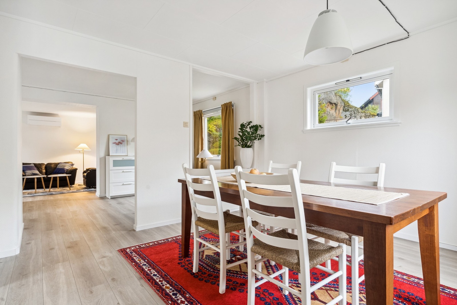 Spisestuen ligger ved kjøkkenet Galleribilde