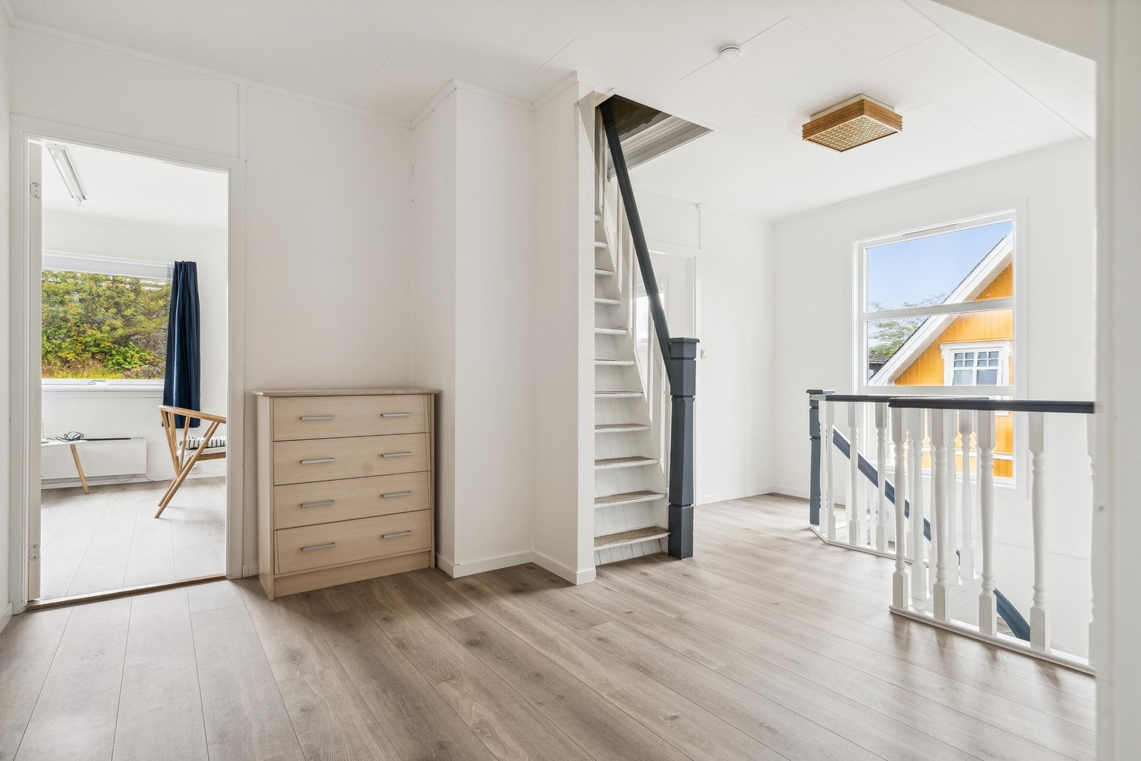 Trappegangen i 2.etg og her ser du trappen til loftet. Galleribilde