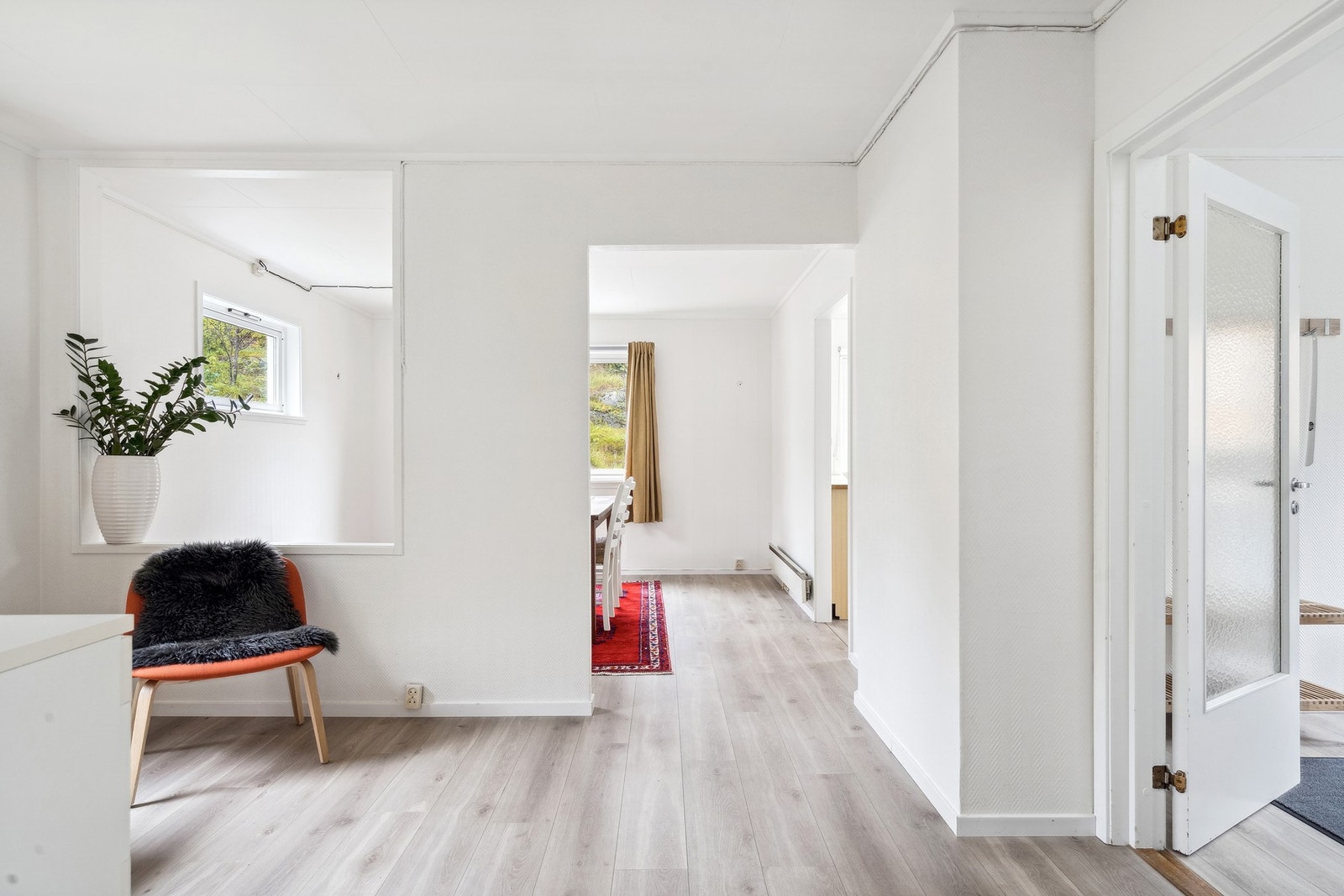 Overflater er modernisert med nye gulv og lyse vegger og himling Galleribilde